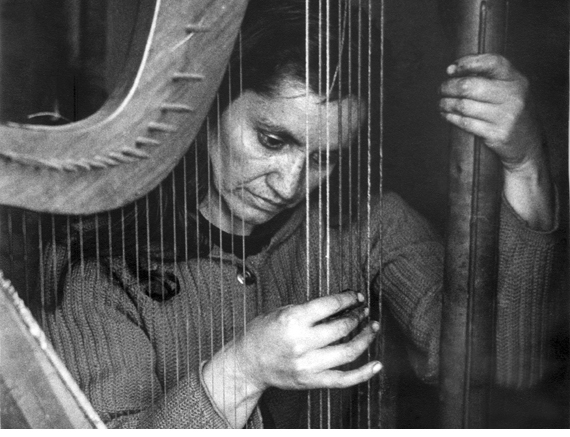 Violeta Parra playing the harp